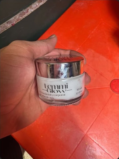 Frasco de Lemmi Glow en la mano de un cliente