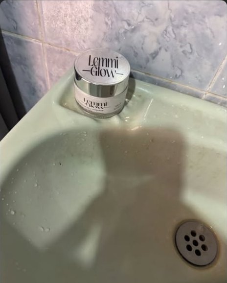 Frasco de Lemmi Glow en el baño de una clienta