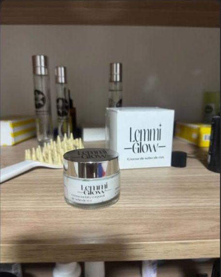 Lemmi Glow con su caja sobre un mueble, foto enviada por una clienta